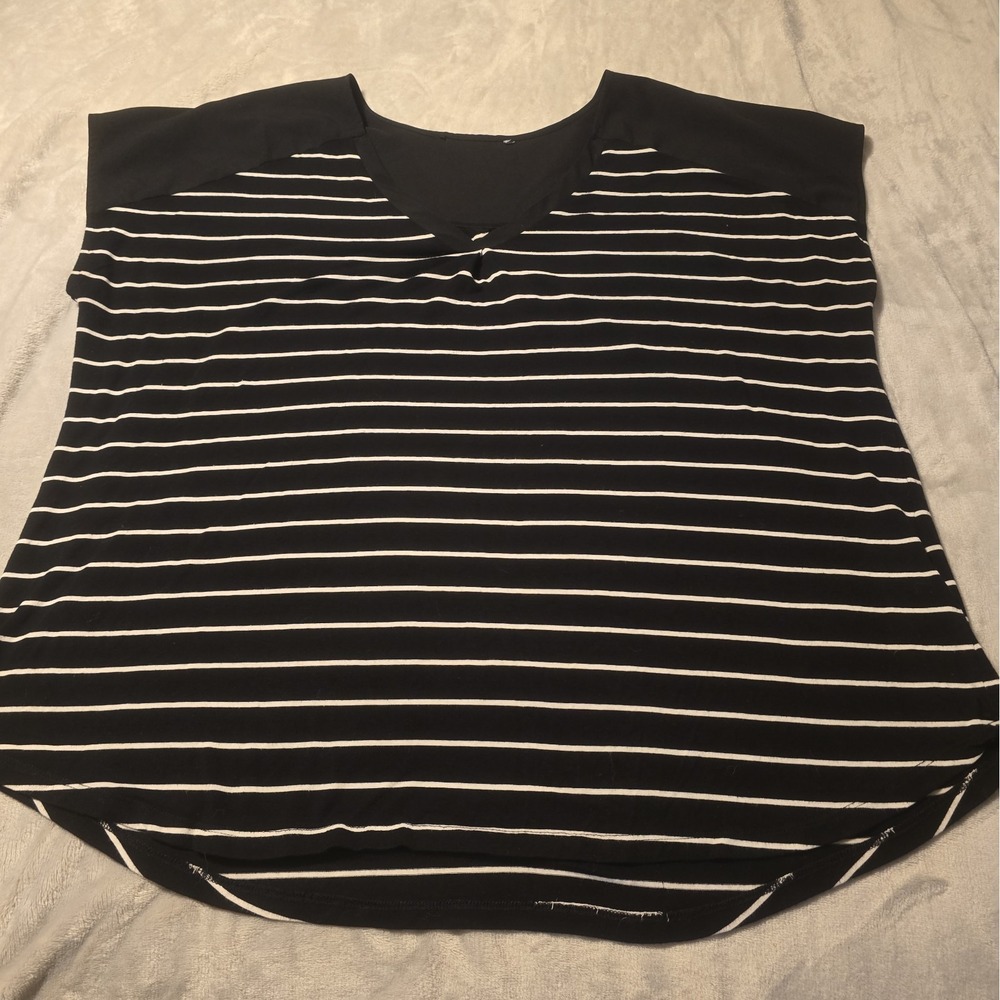Adrienne Vittadini Short Sleeve Tunic Top Womens Black White Striped Shirt No Sz